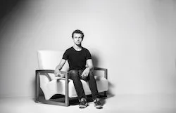 Kleyton Maçaneir וכיסא הספר